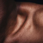 5 hábitos diarios que están destruyendo tu piel y creando arrugas prematuras